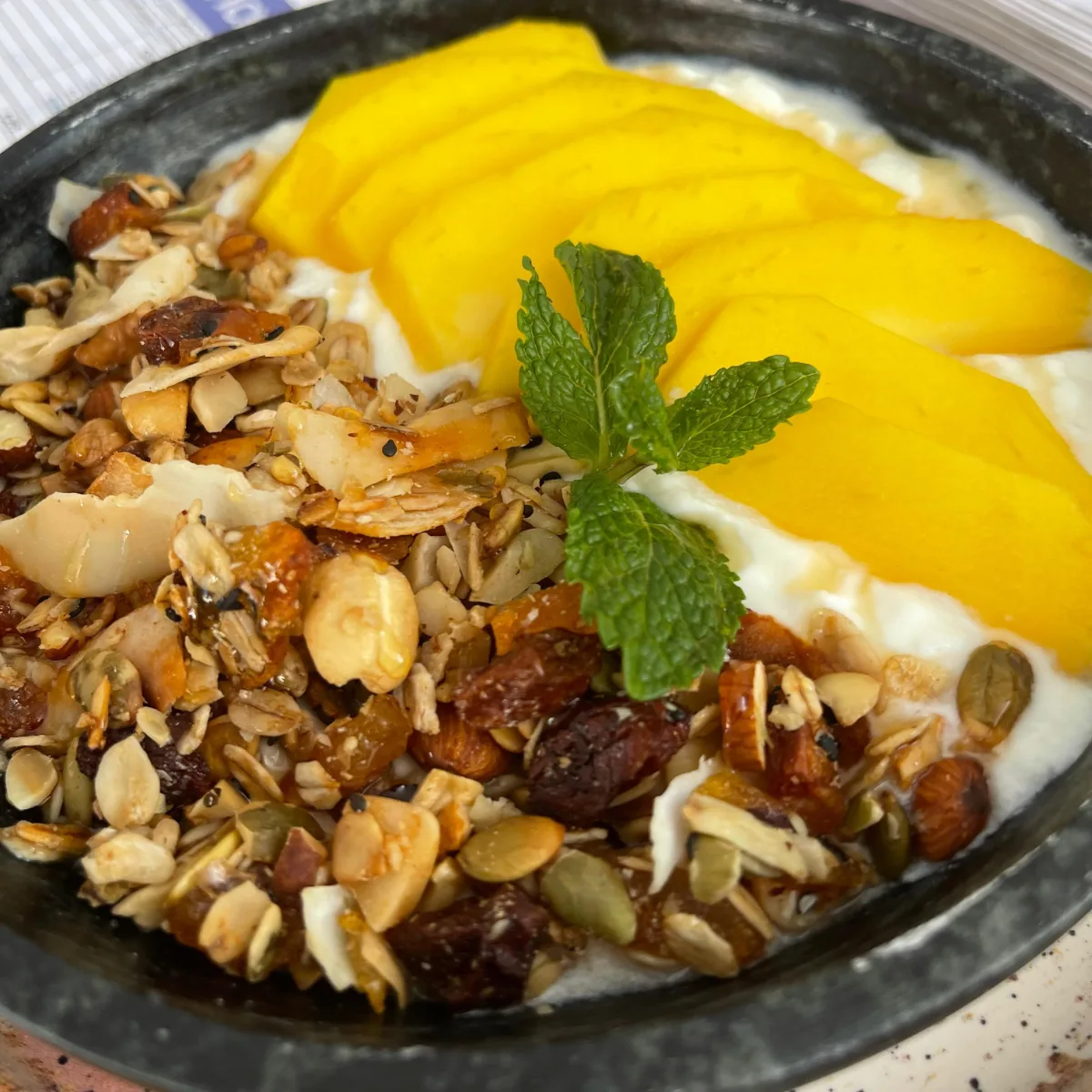 Iogurte natural com frutas da estação