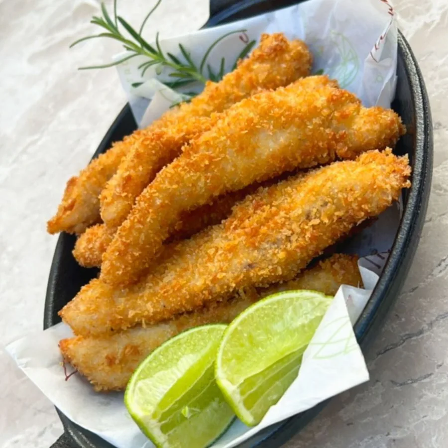 Iscas de tilápia empanada