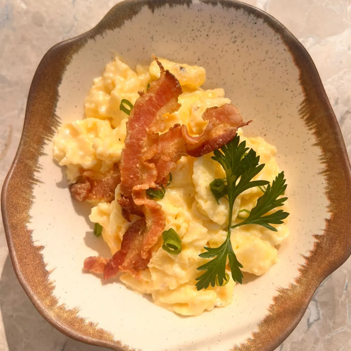 Croissant com ovos mexidos e bacon