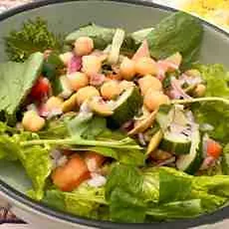 Salada de grão de bico ou quinoa