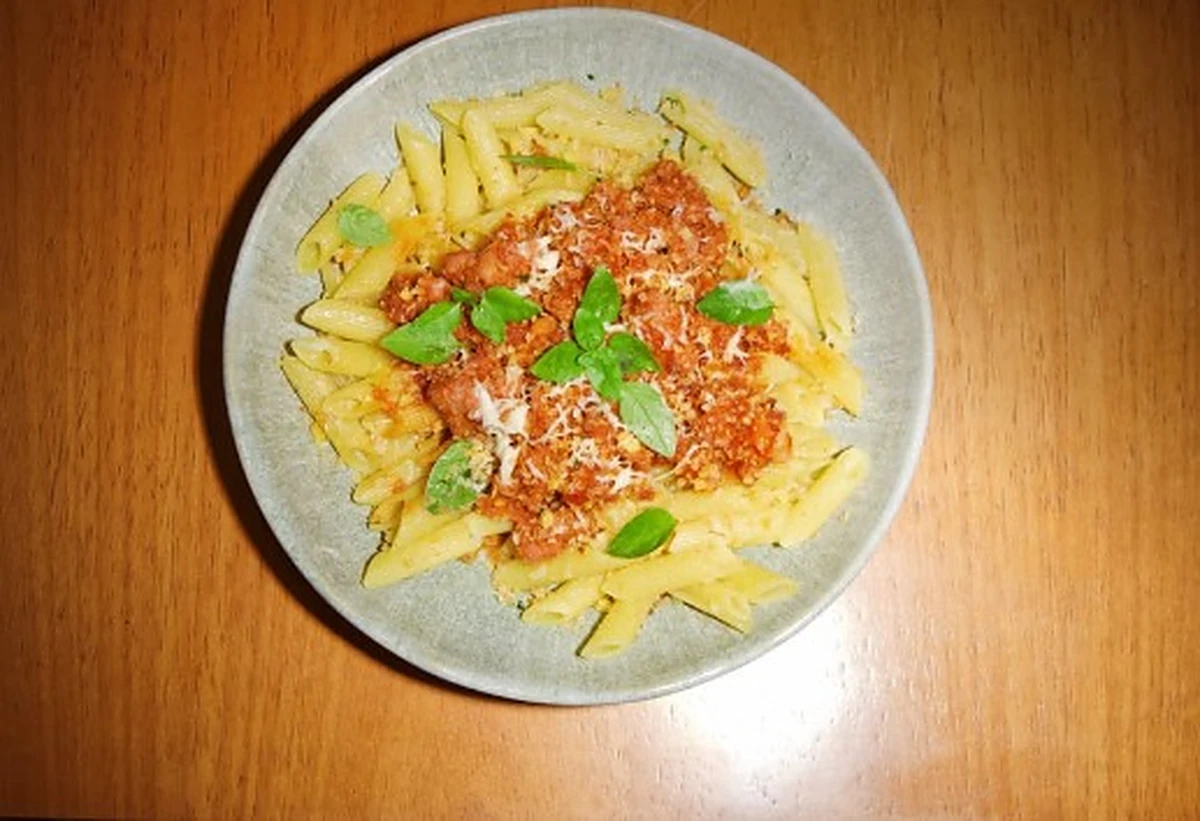 Penne ao ragu de linguiça com manjericão fresco servido no Lumne Bistrô