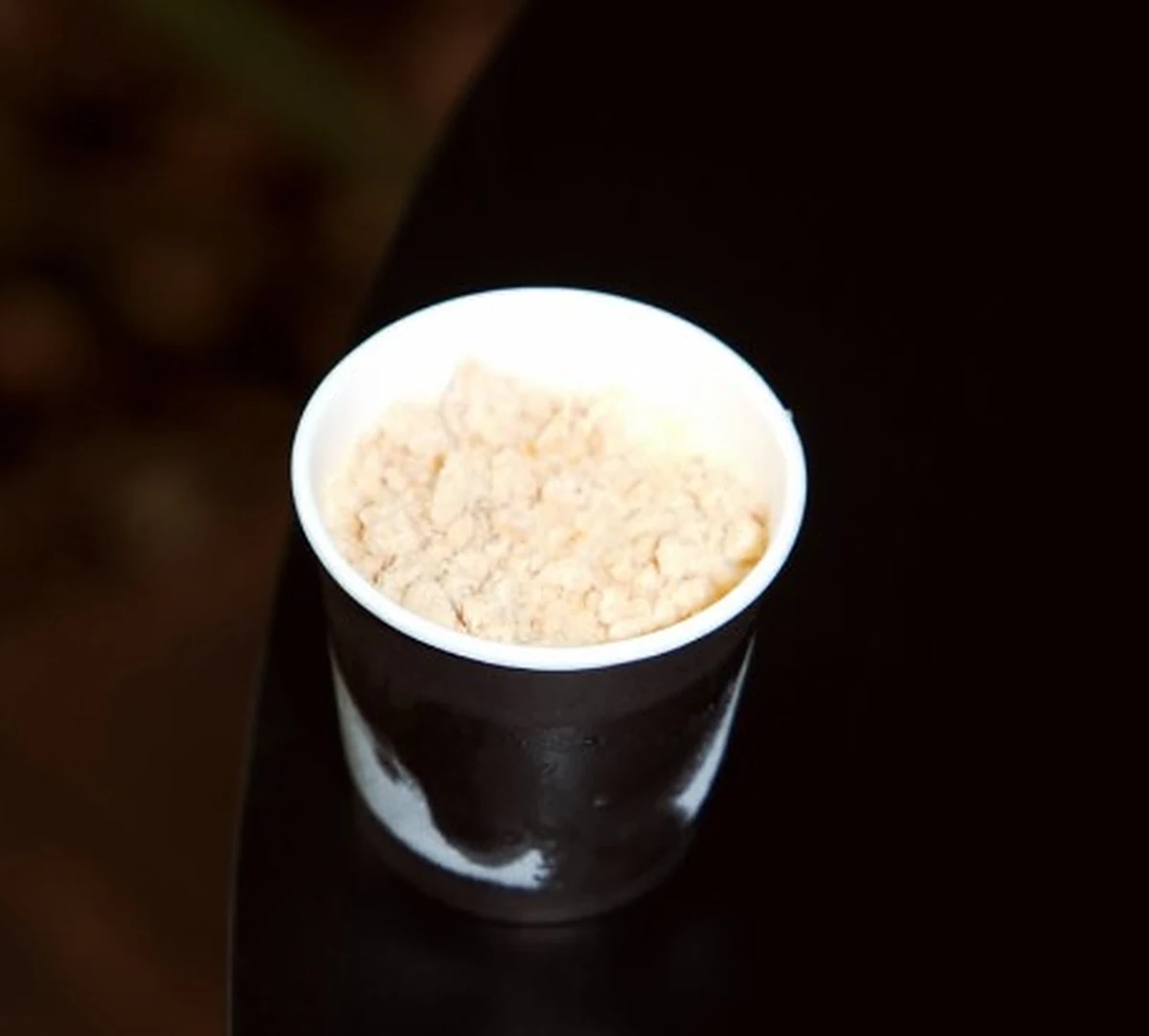 Sorvete de paçoca servido em copo de porcelana