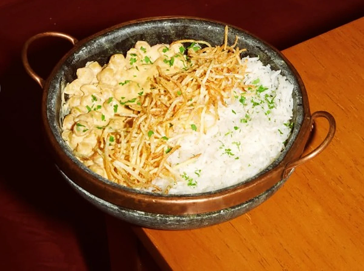 Strogonoff vegetariano de grão de bico com arroz e batata palha em panela de cobre no Lumne Bistrô