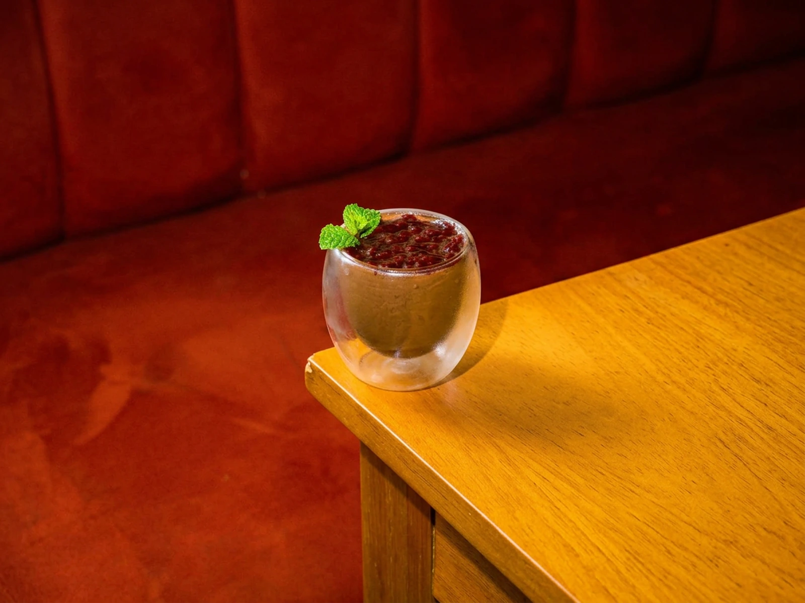 Mousse de chocolate com cobertura de frutas vermelhas e hortelã