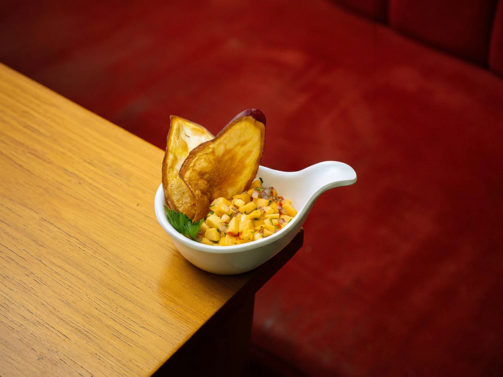 Tartar de banana acompanhado de chips crocantes de batata-doce