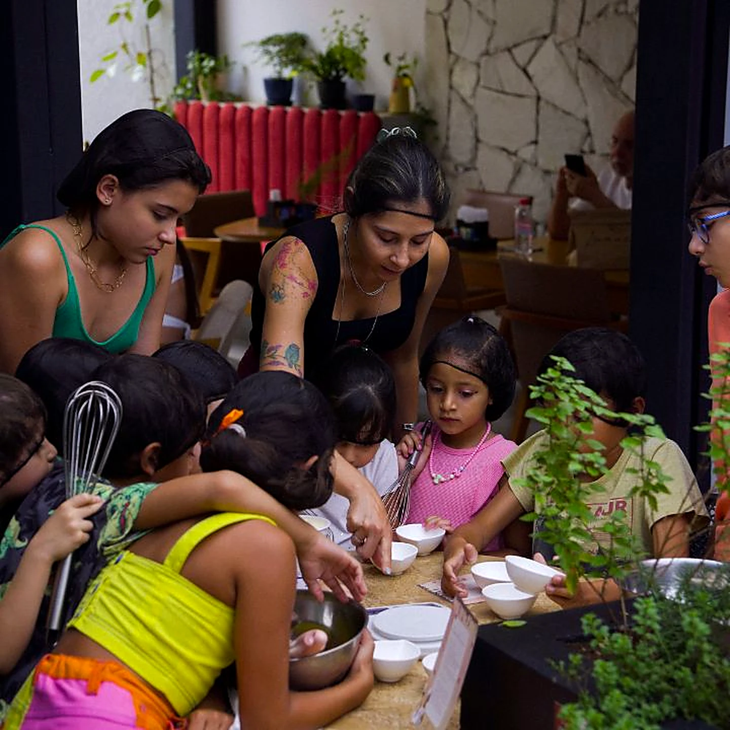 Crianças participando de oficina de culinária no Lumne