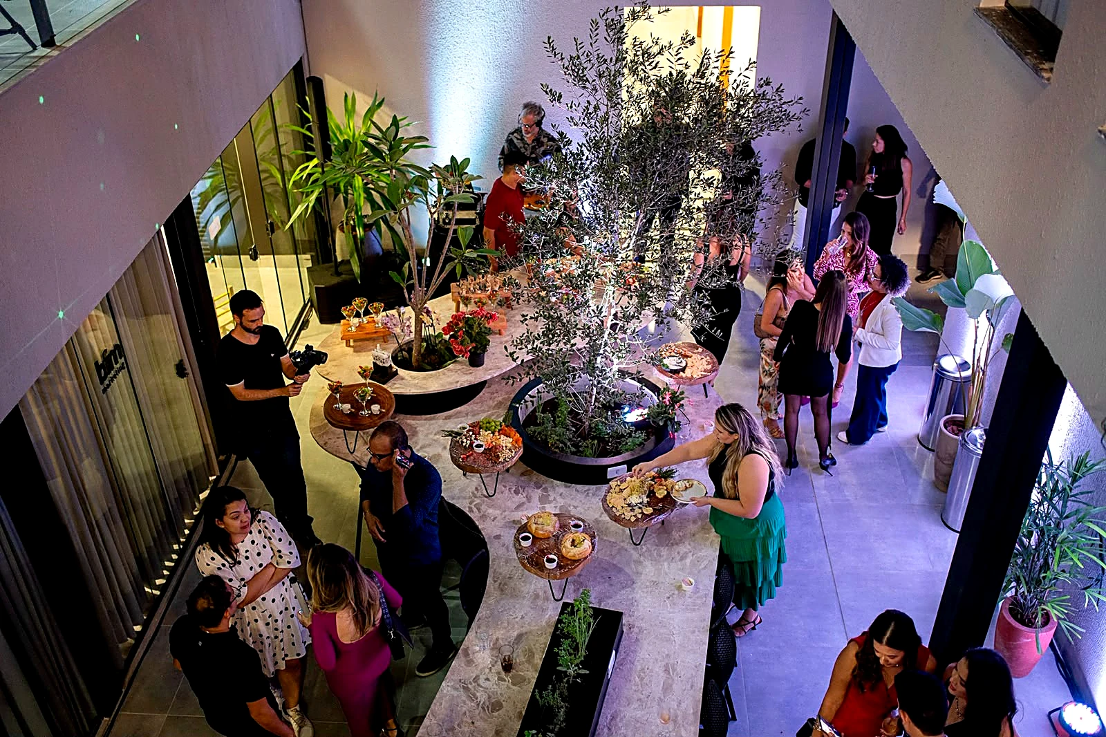 Salão do Lumne Bistrô preparado para receber um evento