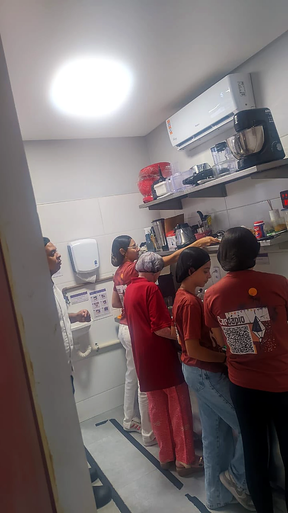 Equipe e convidados durante oficina na cozinha do Lumne